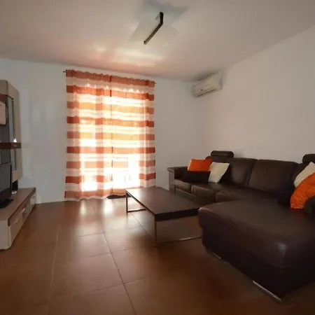 Wunderschoene Mit Gym Und Privatpool Dom wakacyjny Premantura
