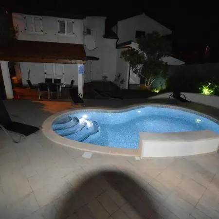 Wunderschoene Mit Gym Und Privatpool Holiday home *
