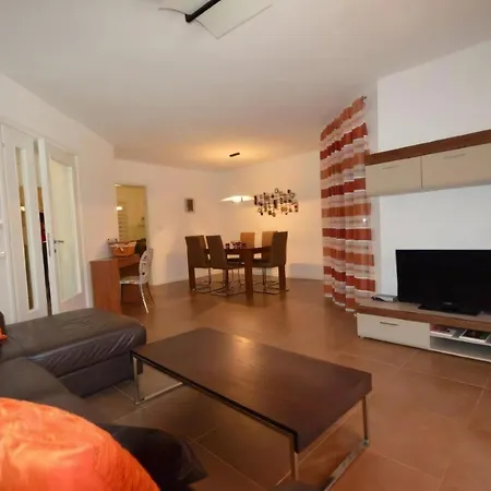 Wunderschoene Mit Gym Und Privatpool Holiday home
